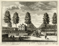 135650 Gezicht in de Grote Laan, de hoofdas van de buitenplaats Loenen bij Loenen, met links van het huis de bomenrij ...